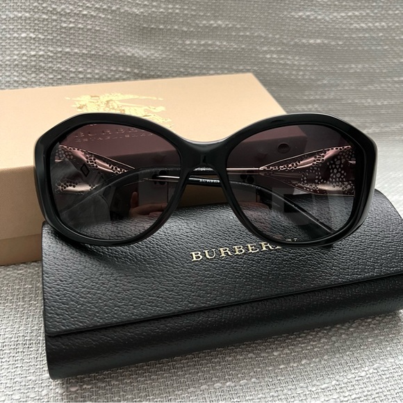 New  Burberry Women's Sunglasses - Black - Picture 1 of 11